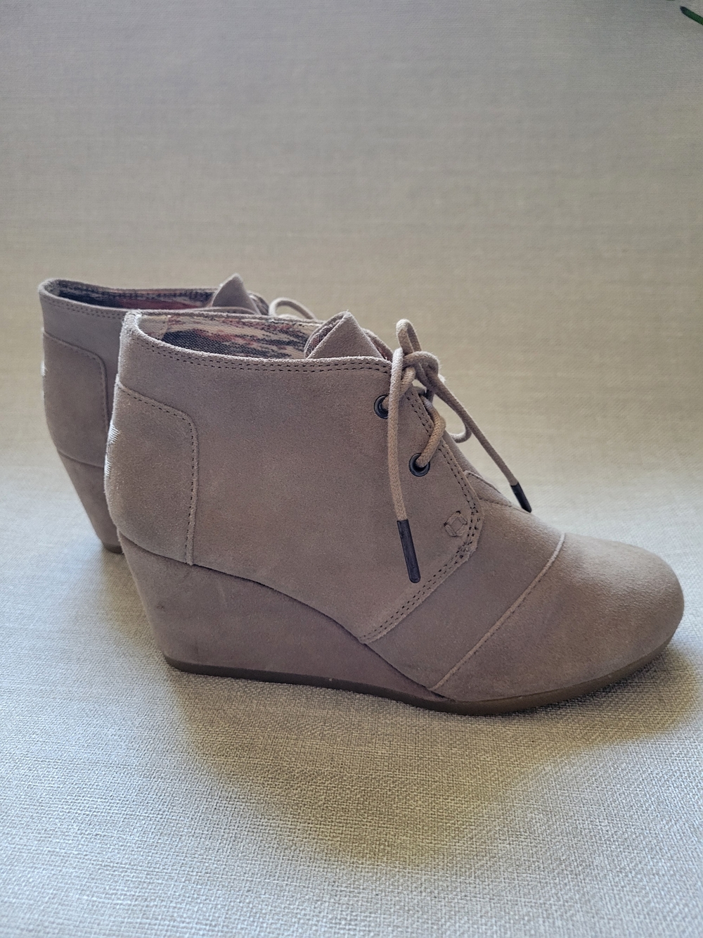 TOMS Desert Wedge Boots Womens Size 7.5 Beige Suede Ankle Booties Lace Up Comfor